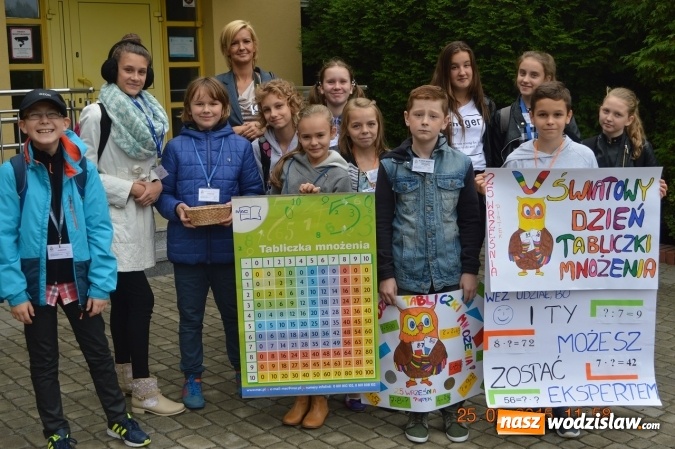 Zdjęcie w galerii na portalu naszwodzislaw.com: Uczniowie SP 28 sprawdzali czy wodzisławianie znają tabliczkę mnożenia  wiadomości z regionu