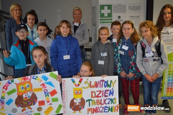 Zdjęcie w galerii na portalu naszwodzislaw.com: Uczniowie SP 28 sprawdzali czy wodzisławianie znają tabliczkę mnożenia  wiadomości z regionu