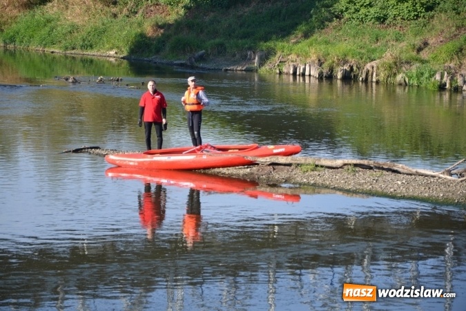Zdjęcie w galerii na portalu naszwodzislaw.com: Kajaki i pontony do hangarów, czyli finał wodniackiego sezonu na górnej Odrze wiadomości z regionu