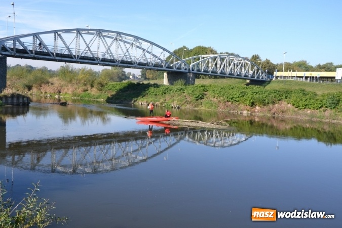 Zdjęcie w galerii na portalu naszwodzislaw.com: Kajaki i pontony do hangarów, czyli finał wodniackiego sezonu na górnej Odrze wiadomości z regionu