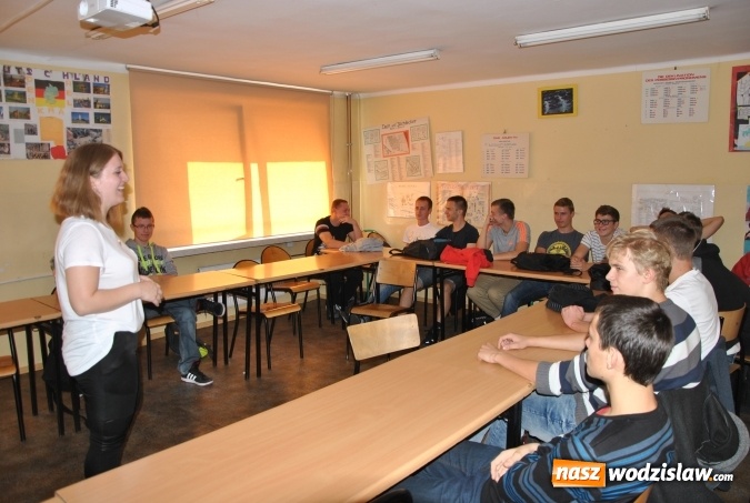 Zdjęcie w galerii na portalu naszwodzislaw.com: Studentki z Tajlandii i Gruzji w Zespole Szkół Technicznych w Wodzisławiu Śląskim wiadomości z regionu