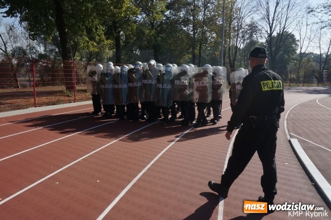 Zdjęcie w galerii na portalu naszwodzislaw.com: Policjanci z Wodzisławia ćwiczyli tworzenie szyków wiadomości z regionu
