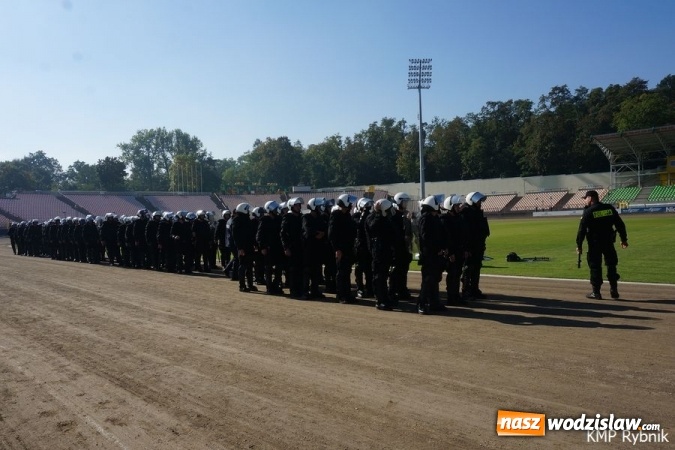 Zdjęcie w galerii na portalu naszwodzislaw.com: Policjanci z Wodzisławia ćwiczyli tworzenie szyków wiadomości z regionu