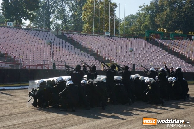 Zdjęcie w galerii na portalu naszwodzislaw.com: Policjanci z Wodzisławia ćwiczyli tworzenie szyków wiadomości z regionu