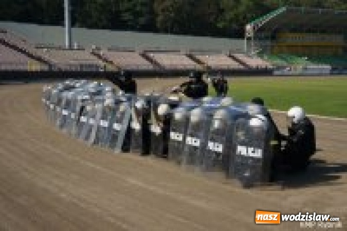 Zdjęcie w galerii na portalu naszwodzislaw.com: Policjanci z Wodzisławia ćwiczyli tworzenie szyków wiadomości z regionu