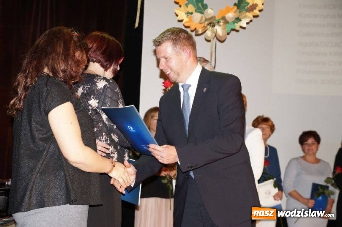 Zdjęcie w galerii na portalu naszwodzislaw.com: Miejskie obchody Dnia Edukacji Narodowej wiadomości z regionu