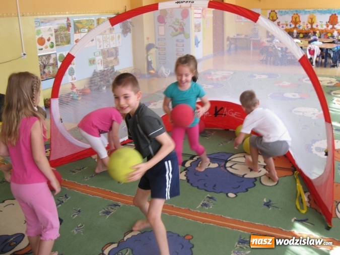 Zdjęcie w galerii na portalu naszwodzislaw.com: Akademia Piłkarska zagościła do wodzisławskiego przedszkola nr 18  wiadomości z regionu