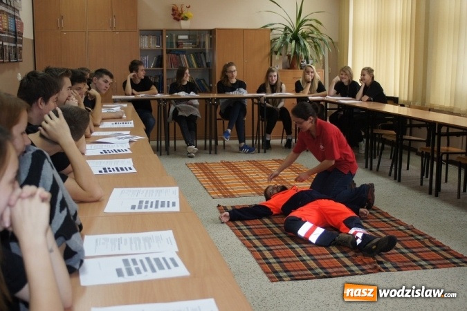 Zdjęcie w galerii na portalu naszwodzislaw.com: Licealiści z Gogołowej szkolą się w zakresie udzielania pierwszej pomocy  wiadomości z regionu