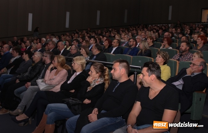 Zdjęcie w galerii na portalu naszwodzislaw.com: Zespół Raz, Dwa, Trzy wystąpił na deskach rydułtowskiej sceny  wiadomości z regionu