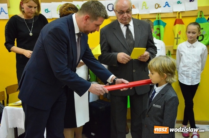 Zdjęcie w galerii na portalu naszwodzislaw.com: Uroczyste pasowanie na ucznia w Szkole Podstawowej nr 15 wiadomości z regionu