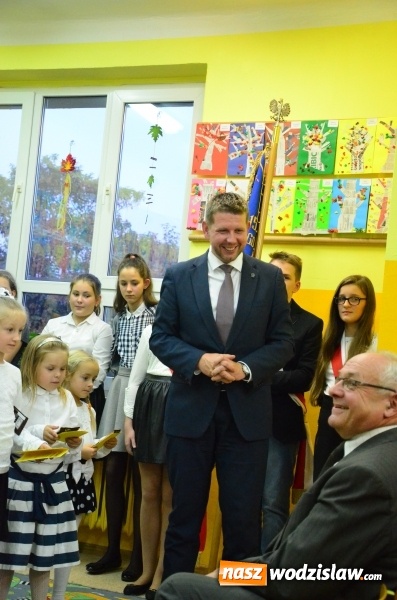 Zdjęcie w galerii na portalu naszwodzislaw.com: Uroczyste pasowanie na ucznia w Szkole Podstawowej nr 15 wiadomości z regionu