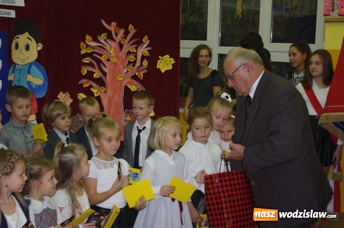 Zdjęcie w galerii na portalu naszwodzislaw.com: Uroczyste pasowanie na ucznia w Szkole Podstawowej nr 15 wiadomości z regionu