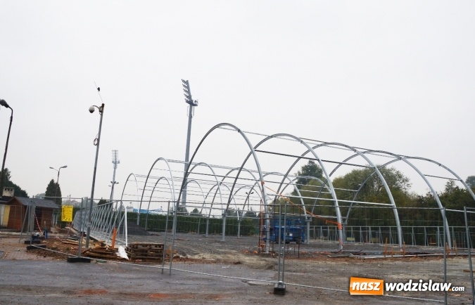 Zdjęcie w galerii na portalu naszwodzislaw.com: Korty na MOSiR-ze nabierają kształt&oacute;w wiadomości z regionu