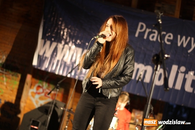 Zdjęcie w galerii na portalu naszwodzislaw.com: Wodzisławianie muzycznie pożegnali muszlę koncertową. Wydarzenie nie obyło się bez protest&oacute;w i sprzeciwu wiadomości z regionu