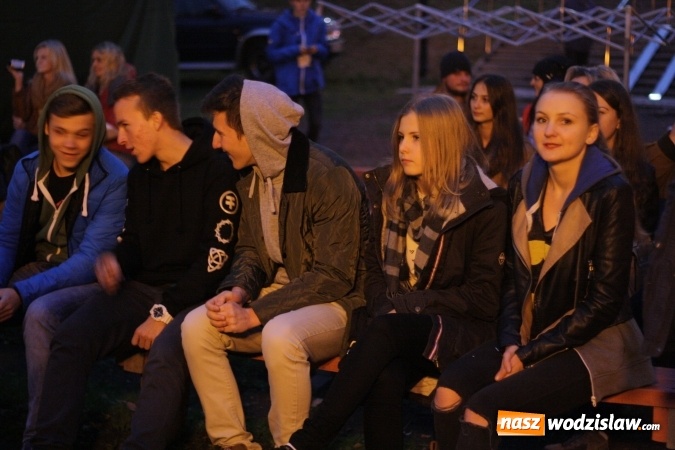 Zdjęcie w galerii na portalu naszwodzislaw.com: Wodzisławianie muzycznie pożegnali muszlę koncertową. Wydarzenie nie obyło się bez protest&oacute;w i sprzeciwu wiadomości z regionu