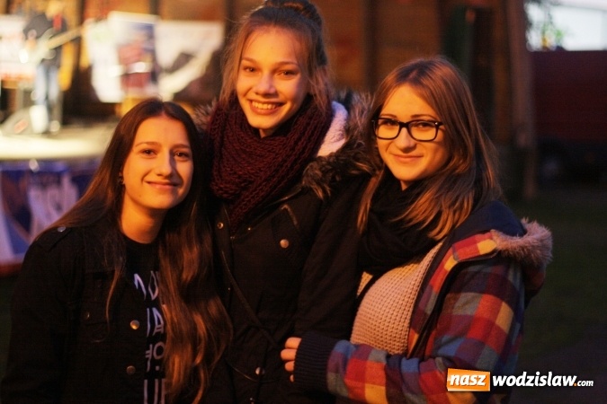 Zdjęcie w galerii na portalu naszwodzislaw.com: Wodzisławianie muzycznie pożegnali muszlę koncertową. Wydarzenie nie obyło się bez protest&oacute;w i sprzeciwu wiadomości z regionu