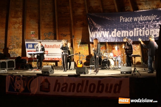 Zdjęcie w galerii na portalu naszwodzislaw.com: Wodzisławianie muzycznie pożegnali muszlę koncertową. Wydarzenie nie obyło się bez protest&oacute;w i sprzeciwu wiadomości z regionu