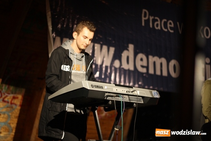 Zdjęcie w galerii na portalu naszwodzislaw.com: Wodzisławianie muzycznie pożegnali muszlę koncertową. Wydarzenie nie obyło się bez protest&oacute;w i sprzeciwu wiadomości z regionu