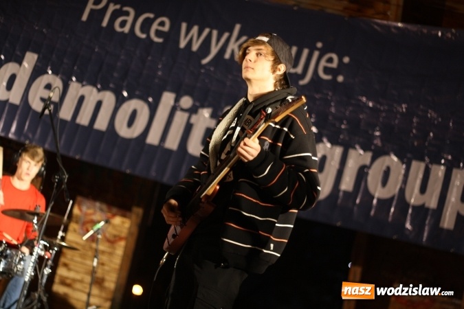 Zdjęcie w galerii na portalu naszwodzislaw.com: Wodzisławianie muzycznie pożegnali muszlę koncertową. Wydarzenie nie obyło się bez protest&oacute;w i sprzeciwu wiadomości z regionu