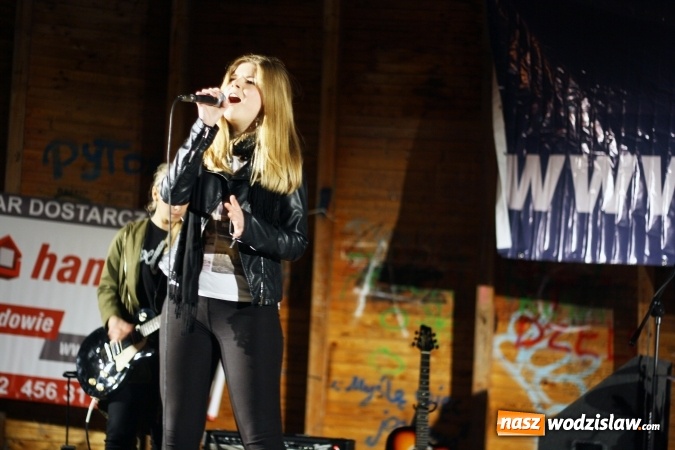 Zdjęcie w galerii na portalu naszwodzislaw.com: Wodzisławianie muzycznie pożegnali muszlę koncertową. Wydarzenie nie obyło się bez protest&oacute;w i sprzeciwu wiadomości z regionu