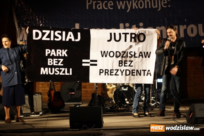 Zdjęcie w galerii na portalu naszwodzislaw.com: Wodzisławianie muzycznie pożegnali muszlę koncertową. Wydarzenie nie obyło się bez protest&oacute;w i sprzeciwu wiadomości z regionu
