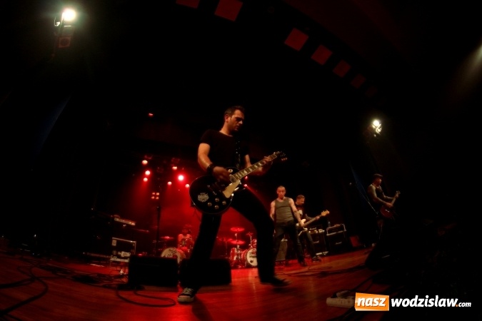 Zdjęcie w galerii na portalu naszwodzislaw.com: The Analogs i Farben Lehre na deskach pszowskiej sceny! wiadomości z regionu