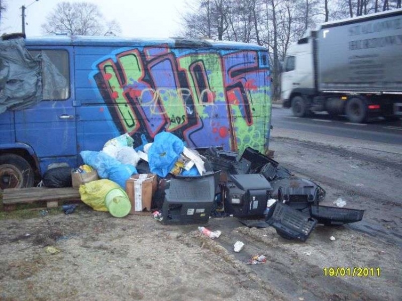 Zdjęcie w galerii na portalu naszwodzislaw.com: Kupa śmieci przy Bogumińskiej wiadomości z regionu