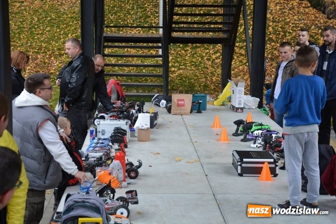 Zdjęcie w galerii na portalu naszwodzislaw.com: Miłośnicy samochodów zdalnie sterowanych spotkali się w Rodzinnym Parku Rozrywki  wiadomości z regionu