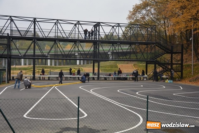 Zdjęcie w galerii na portalu naszwodzislaw.com: Miłośnicy samochodów zdalnie sterowanych spotkali się w Rodzinnym Parku Rozrywki  wiadomości z regionu