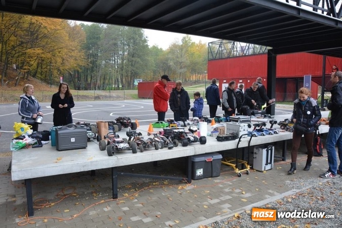 Zdjęcie w galerii na portalu naszwodzislaw.com: Miłośnicy samochodów zdalnie sterowanych spotkali się w Rodzinnym Parku Rozrywki  wiadomości z regionu