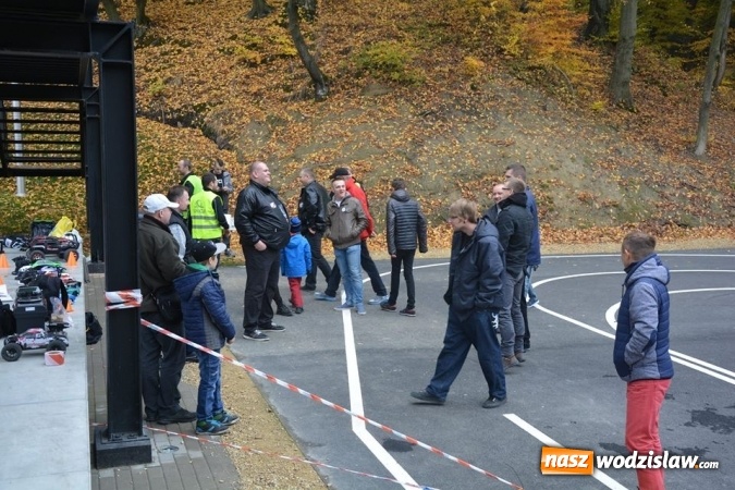 Zdjęcie w galerii na portalu naszwodzislaw.com: Miłośnicy samochodów zdalnie sterowanych spotkali się w Rodzinnym Parku Rozrywki  wiadomości z regionu
