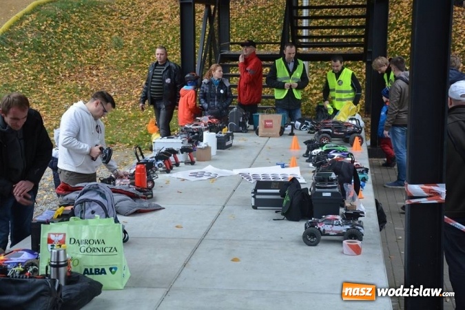 Zdjęcie w galerii na portalu naszwodzislaw.com: Miłośnicy samochodów zdalnie sterowanych spotkali się w Rodzinnym Parku Rozrywki  wiadomości z regionu
