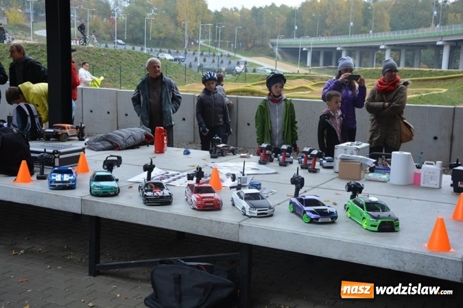 Zdjęcie w galerii na portalu naszwodzislaw.com: Miłośnicy samochodów zdalnie sterowanych spotkali się w Rodzinnym Parku Rozrywki  wiadomości z regionu