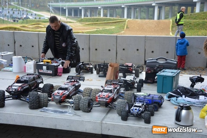 Zdjęcie w galerii na portalu naszwodzislaw.com: Miłośnicy samochodów zdalnie sterowanych spotkali się w Rodzinnym Parku Rozrywki  wiadomości z regionu