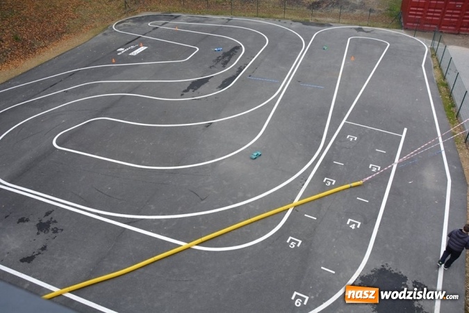 Zdjęcie w galerii na portalu naszwodzislaw.com: Miłośnicy samochodów zdalnie sterowanych spotkali się w Rodzinnym Parku Rozrywki  wiadomości z regionu