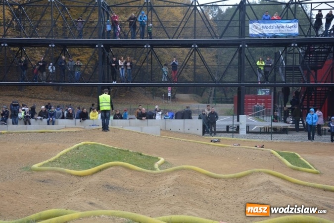 Zdjęcie w galerii na portalu naszwodzislaw.com: Miłośnicy samochodów zdalnie sterowanych spotkali się w Rodzinnym Parku Rozrywki  wiadomości z regionu