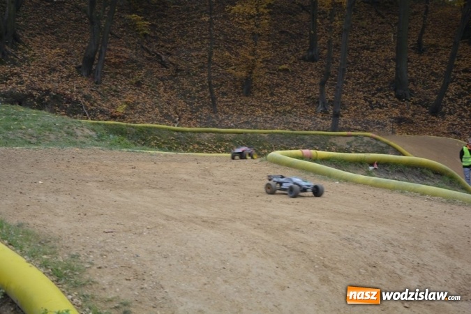Zdjęcie w galerii na portalu naszwodzislaw.com: Miłośnicy samochodów zdalnie sterowanych spotkali się w Rodzinnym Parku Rozrywki  wiadomości z regionu