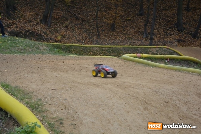 Zdjęcie w galerii na portalu naszwodzislaw.com: Miłośnicy samochodów zdalnie sterowanych spotkali się w Rodzinnym Parku Rozrywki  wiadomości z regionu