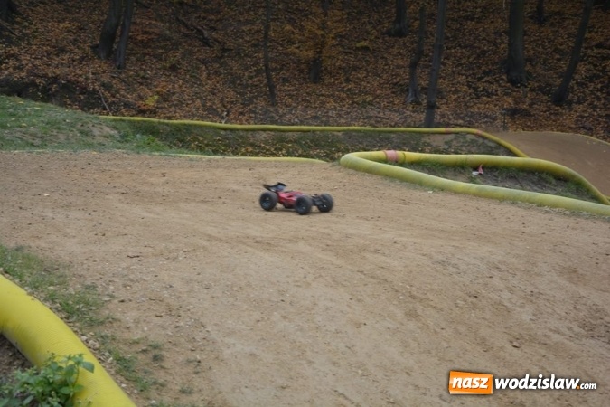 Zdjęcie w galerii na portalu naszwodzislaw.com: Miłośnicy samochodów zdalnie sterowanych spotkali się w Rodzinnym Parku Rozrywki  wiadomości z regionu
