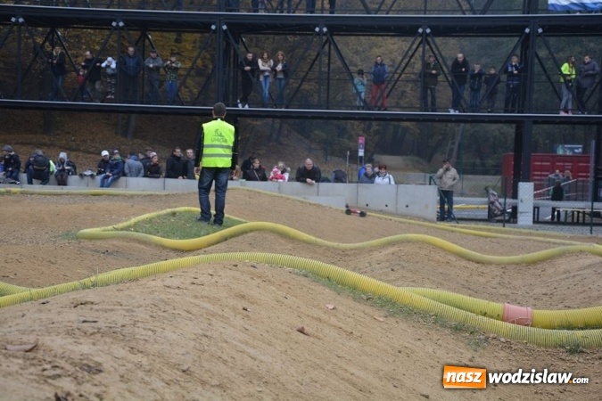 Zdjęcie w galerii na portalu naszwodzislaw.com: Miłośnicy samochodów zdalnie sterowanych spotkali się w Rodzinnym Parku Rozrywki  wiadomości z regionu