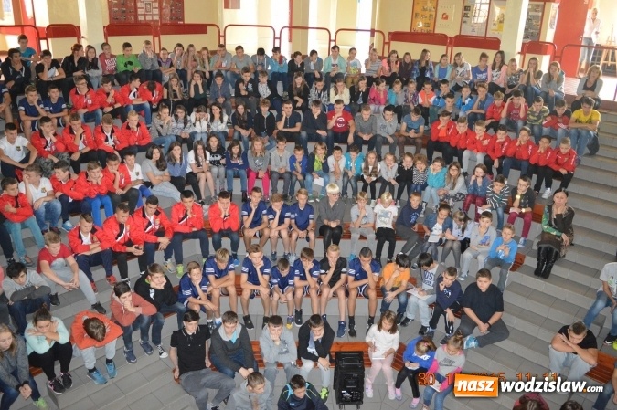 Zdjęcie w galerii na portalu naszwodzislaw.com: Apoloniusz Tajner kolejnym sojusznikiem Gimnazjum Mistrzostwa Sportowego nr 3 wiadomości z regionu