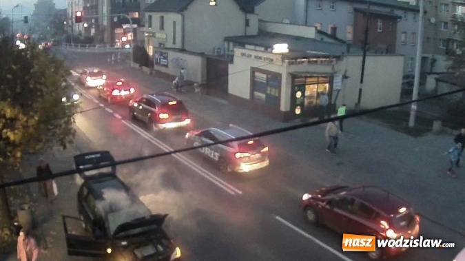 Zdjęcie w galerii na portalu naszwodzislaw.com: Pożar w centrum Radlina: Na Korfantego płonął samochód wiadomości z regionu