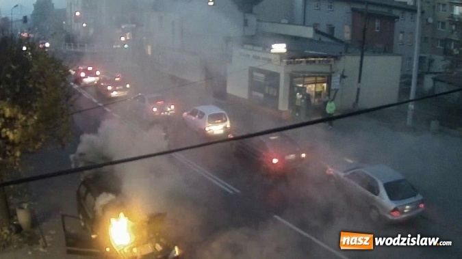 Zdjęcie w galerii na portalu naszwodzislaw.com: Pożar w centrum Radlina: Na Korfantego płonął samochód wiadomości z regionu
