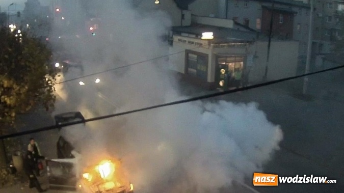 Zdjęcie w galerii na portalu naszwodzislaw.com: Pożar w centrum Radlina: Na Korfantego płonął samochód wiadomości z regionu