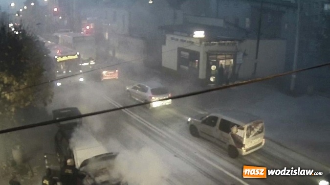 Zdjęcie w galerii na portalu naszwodzislaw.com: Pożar w centrum Radlina: Na Korfantego płonął samochód wiadomości z regionu