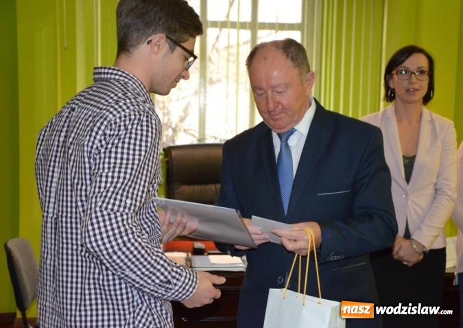 Zdjęcie w galerii na portalu naszwodzislaw.com: Pasjonaci fotografii odebrali nagrody  wiadomości z regionu