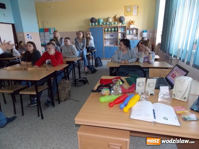 Zdjęcie w galerii na portalu naszwodzislaw.com: Alkogogle sposobem na profilaktykę. Niecodzienne zajęcia w szkole w Gogołowej  wiadomości z regionu