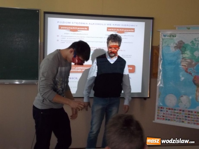 Zdjęcie w galerii na portalu naszwodzislaw.com: Alkogogle sposobem na profilaktykę. Niecodzienne zajęcia w szkole w Gogołowej  wiadomości z regionu
