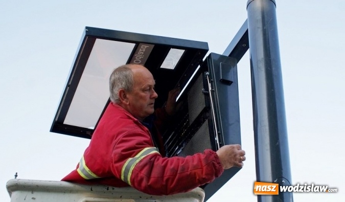 Zdjęcie w galerii na portalu naszwodzislaw.com: Instalacja tablic świetlnych na finiszu  wiadomości z regionu