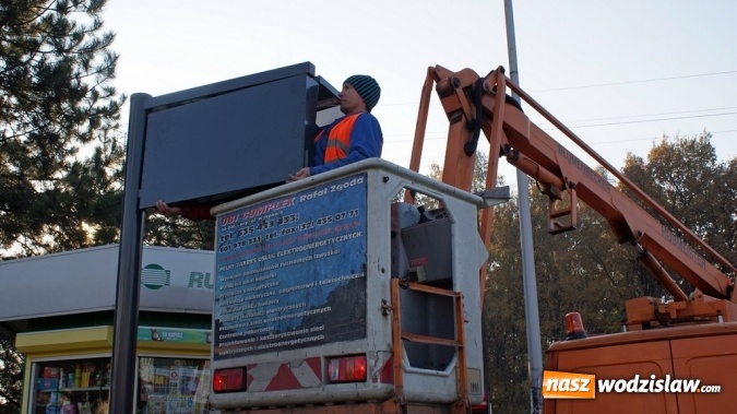 Zdjęcie w galerii na portalu naszwodzislaw.com: Instalacja tablic świetlnych na finiszu  wiadomości z regionu